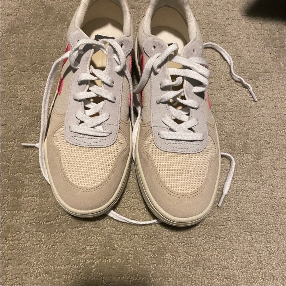 ⛱️🔥Veja - Cream & Pink V10 Sneakers - 40 - Picture 2 of 3